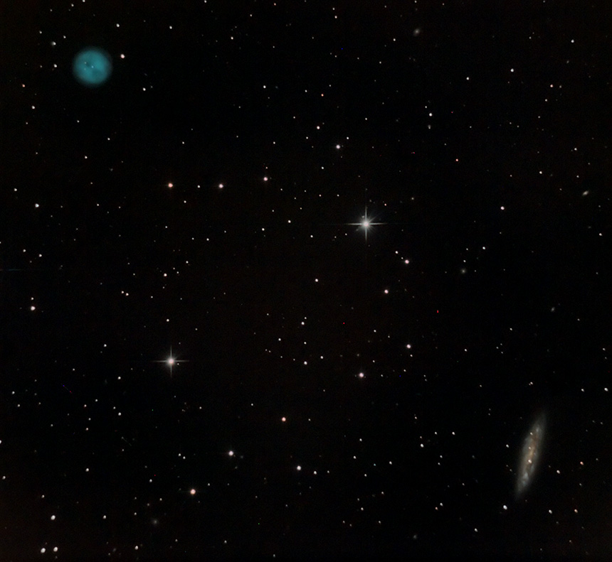 Mgławica planetarna M97 (Sowa) powstała około 6000 lat temu i jest oddalona od nas o około 2600 lat świetlnych. Na zdjęciu w dolnym prawym rogu towarzyszy jej galaktyka M108 oddalona o około 45mln lat świetlnych. Canon 20D + GSO 150/750, 10x300s.